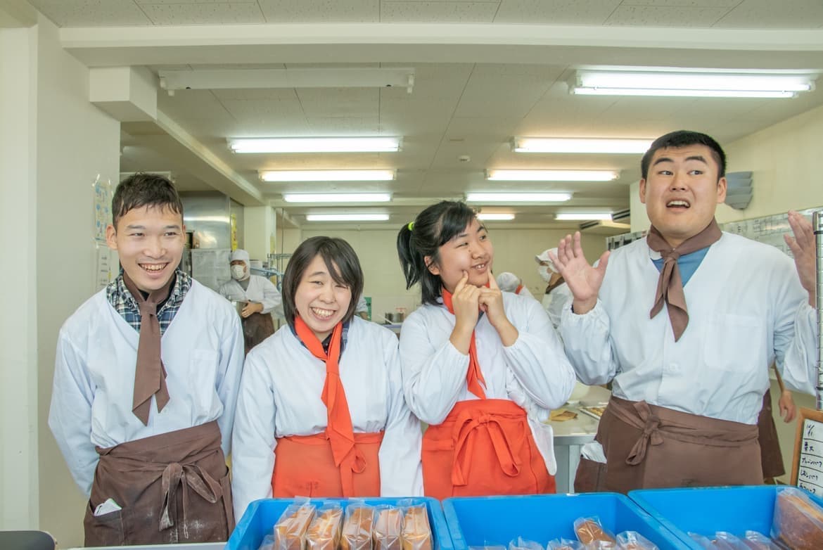 お菓子作りを通して仲間との絆も深まります